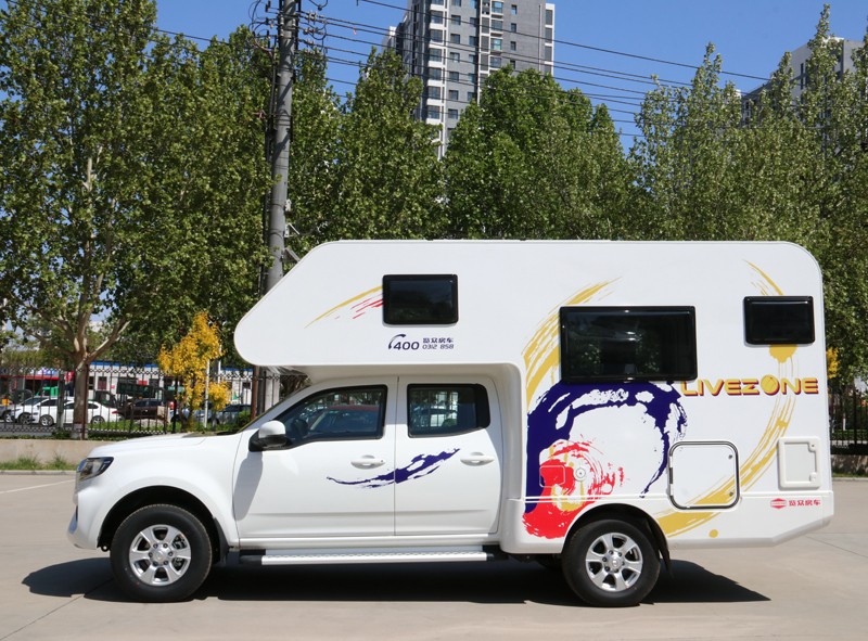 四驅、兩張超大床人床的房車，看這款