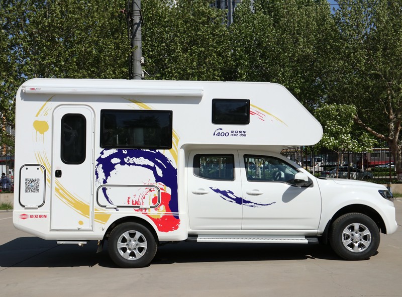 四驅、兩張超大床人床的房車，看這款