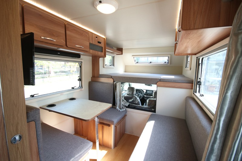 四驅、兩張超大床人床的房車，看這款