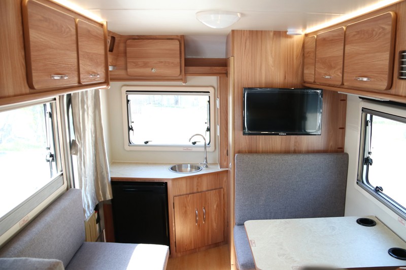 四驅、兩張超大床人床的房車，看這款