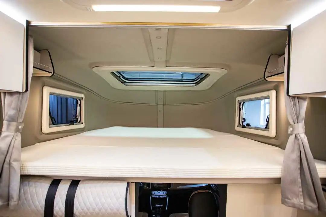 為什么覽眾房車要采用玻璃鋼“三明治”車身結(jié)構？