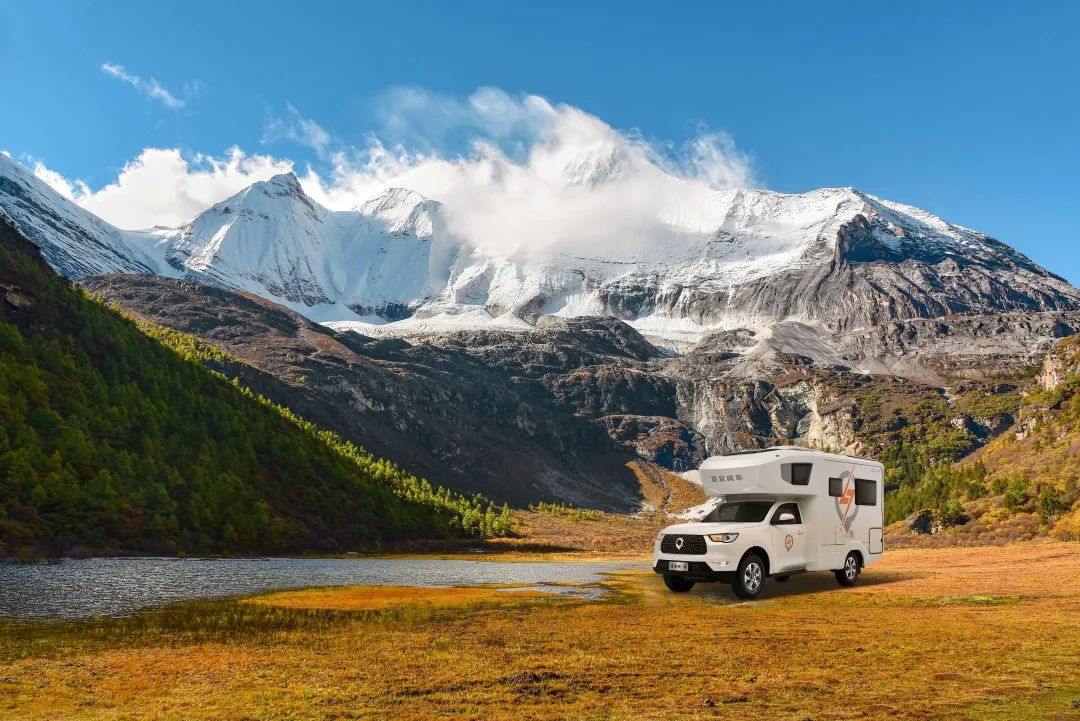 為什么覽眾房車要采用玻璃鋼“三明治”車身結(jié)構？